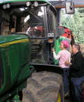 Zuschauen P9080017 Franziska schaut in den Traktor
