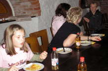 Zuschnitt P9080028 Essen im Nebenraum